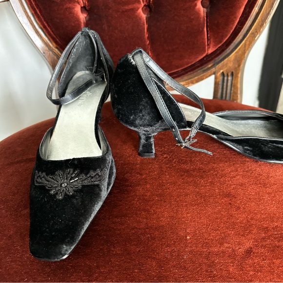 Black velvet kitten heels - Picture 2 of 2